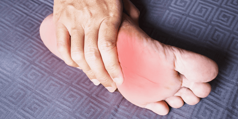 Topuk Dikeninin Akut Yönetimi ve Hızlı Rahatlama: Şiddetli Ağrı Anında Ne Yapılmalı?